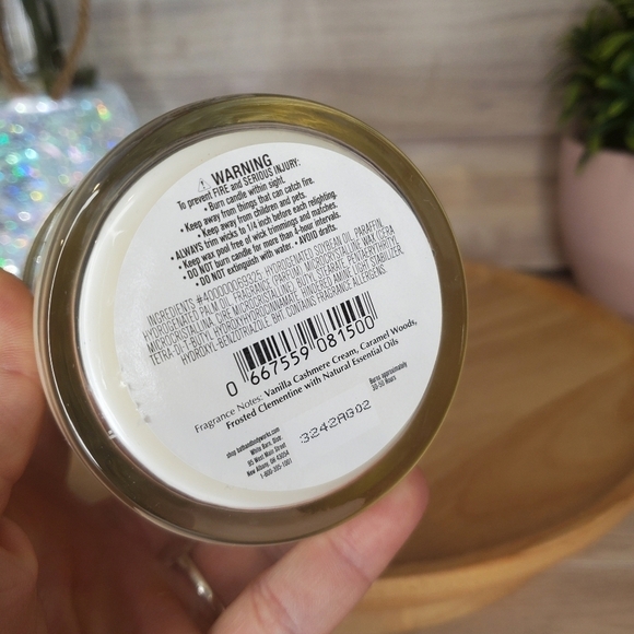 Bath and Body Works Snowflake Cashmere Holiday Candle 8oz One Wick - Picture 4 of 6